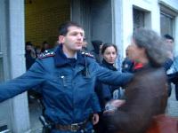 Un policier
essayant d'emp&eciorc;cher Anne, des legal teams de recueillir des
renseignements auprès des expulsés